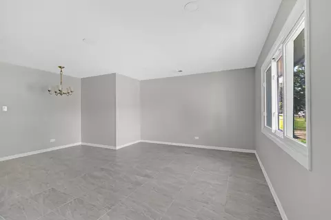 Living - 63 W Manchester Dr, Wheeling, IL 60090 photo 2 of 4