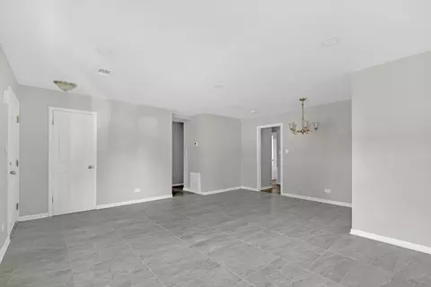 Living - 63 W Manchester Dr, Wheeling, IL 60090 photo 3 of 4