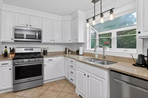 Kitchen - 1905 Cheshire Ln, Wheaton, IL 60189 photo 2 of 3