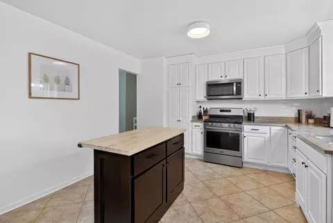 Kitchen - 1905 Cheshire Ln, Wheaton, IL 60189 photo 3 of 3