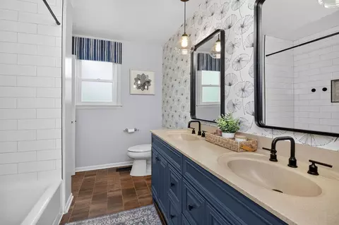 Bath - 1905 Cheshire Ln, Wheaton, IL 60189 photo 2 of 2