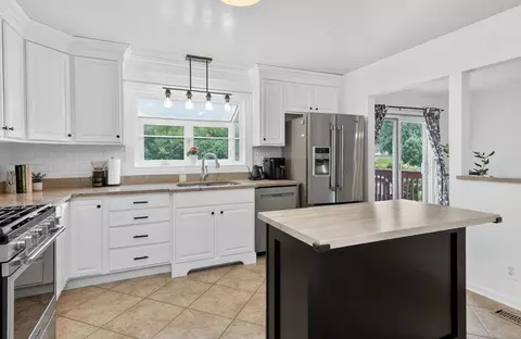 Kitchen - 1905 Cheshire Ln, Wheaton, IL 60189 photo 1 of 3