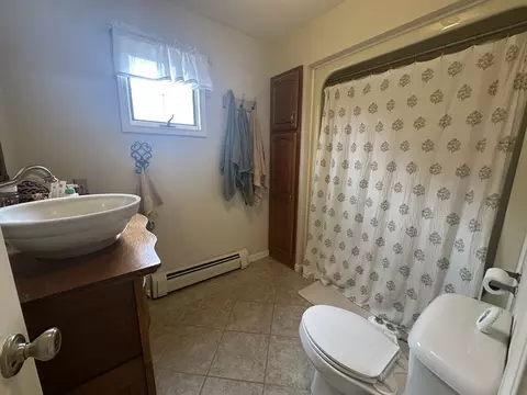 Bath - 402 E Belleville Ave, Christopher, IL 62822 photo 3 of 5
