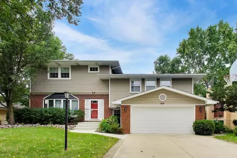 1914 N Burke Dr, Arlington Heights, IL 60004