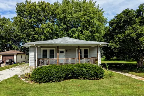 Exterior - 472 E Cherry St, Watseka, IL 60970 photo 2 of 15