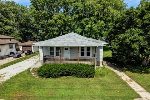 Exterior - 472 E Cherry St, Watseka, IL 60970 photo 3 of 15