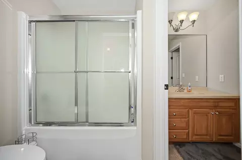 Bath - 18 Stonebrook Ct, Bloomington, IL 61704 photo 6 of 7