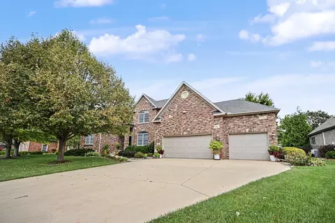 Exterior - 18 Stonebrook Ct, Bloomington, IL 61704 photo 2 of 30