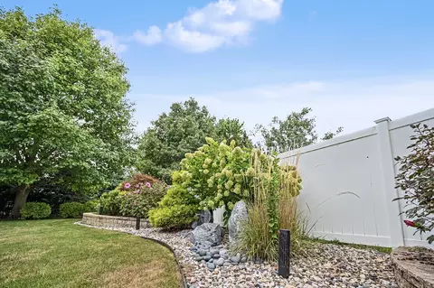 Exterior - 18 Stonebrook Ct, Bloomington, IL 61704 photo 9 of 30