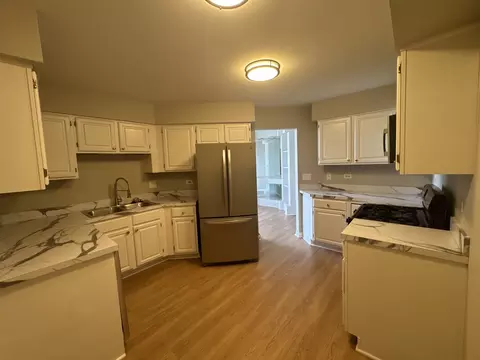 Kitchen - 4806 Turnberry Dr, Hoffman Estates, IL 60010 photo 2 of 3