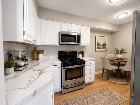 Kitchen - 4806 Turnberry Dr, Hoffman Estates, IL 60010 photo 1 of 3