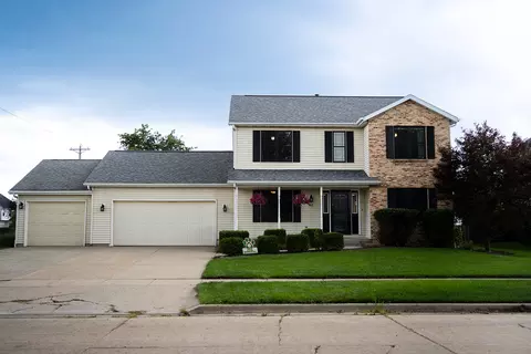 Exterior - 917 Eddy Rd, Bloomington, IL 61704 photo 5 of 7