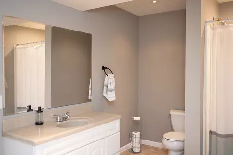Bath - 917 Eddy Rd, Bloomington, IL 61704 photo 5 of 6