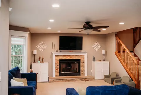 Living - 917 Eddy Rd, Bloomington, IL 61704 photo 2 of 4