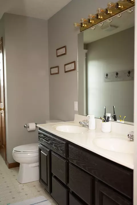 Bath - 917 Eddy Rd, Bloomington, IL 61704 photo 3 of 6