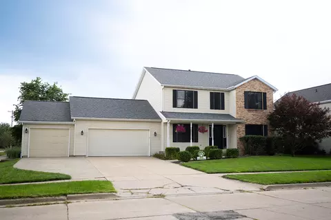 Exterior - 917 Eddy Rd, Bloomington, IL 61704 photo 4 of 7