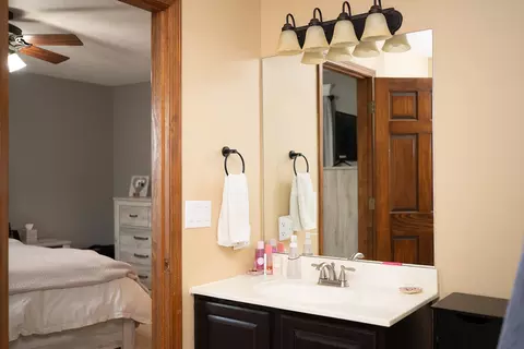 Bath - 917 Eddy Rd, Bloomington, IL 61704 photo 2 of 6