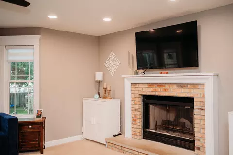 Living - 917 Eddy Rd, Bloomington, IL 61704 photo 3 of 4