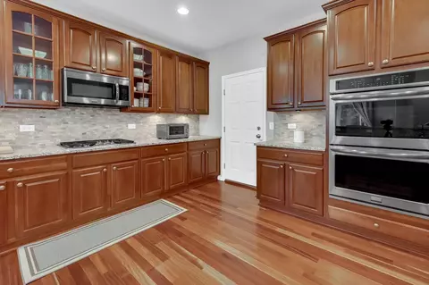 Kitchen - 16332 Spring Creek Ln, Plainfield, IL 60586 photo 2 of 4