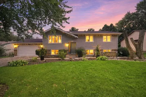 3239 Youngfield Dr, Rockford, IL 61114