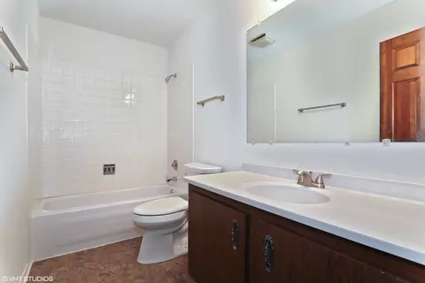 Bath - 337 Springlake Ln #D, Aurora, IL 60504 photo 4 of 4