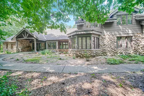 27250 N Meadowoods Ln, Mettawa, IL 60048