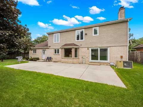 Exterior - 2334 Phillips Dr, Glenview, IL 60026 photo 2 of 5