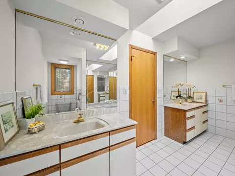 Bath - 2334 Phillips Dr, Glenview, IL 60026 photo 2 of 6