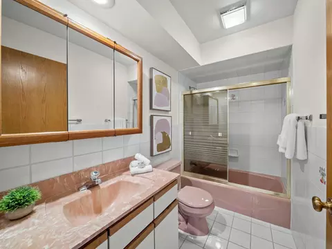 Bath - 2334 Phillips Dr, Glenview, IL 60026 photo 6 of 6
