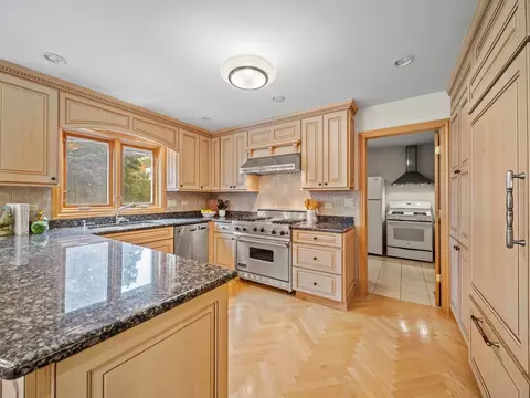 Kitchen - 2334 Phillips Dr, Glenview, IL 60026 photo 3 of 4