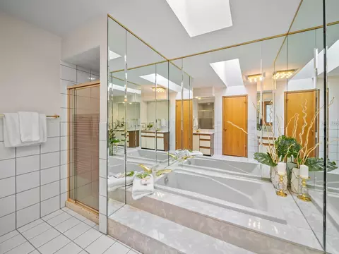 Bath - 2334 Phillips Dr, Glenview, IL 60026 photo 4 of 6