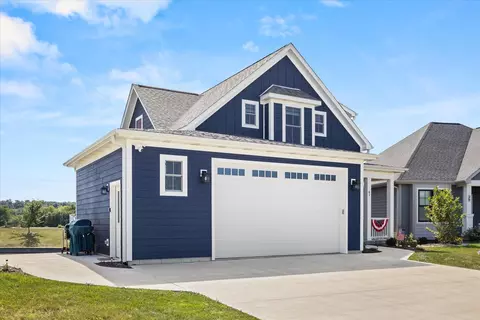 Exterior - 41 Great Loop Dr, Ottawa, IL 61350 photo 4 of 29