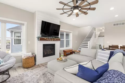 Living - 41 Great Loop Dr, Ottawa, IL 61350 photo 2 of 5