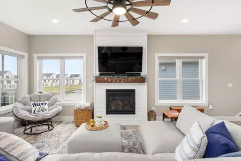 Living - 41 Great Loop Dr, Ottawa, IL 61350 photo 3 of 5