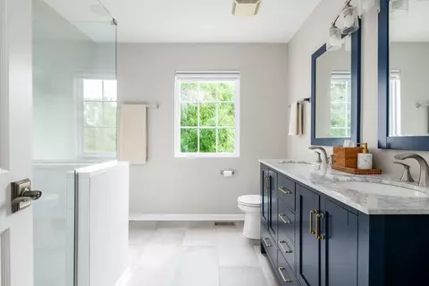 Bath - 6061 Delaney Dr #1, Hoffman Estates, IL 60192 photo 1 of 5
