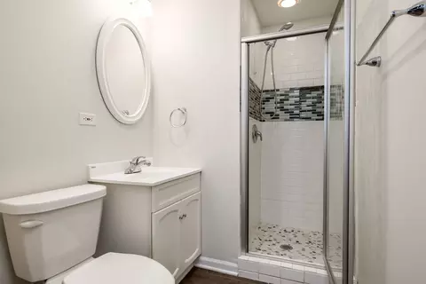 Bath - 6061 Delaney Dr #1, Hoffman Estates, IL 60192 photo 5 of 5