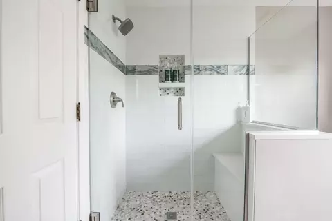 Bath - 6061 Delaney Dr #1, Hoffman Estates, IL 60192 photo 2 of 5
