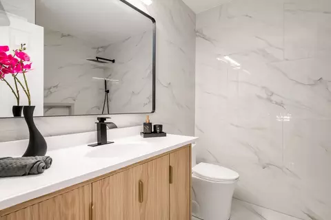 Bath - 6061 Delaney Dr #1, Hoffman Estates, IL 60192 photo 4 of 5