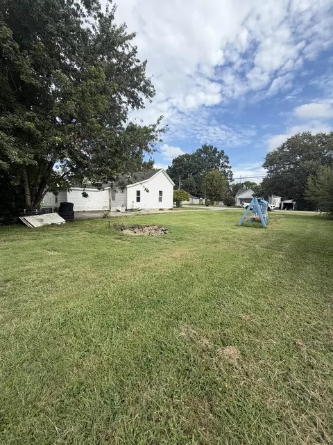 Exterior - 110 W Webb St, Carmi, IL 62821 photo 3 of 4