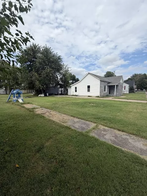 Exterior - 110 W Webb St, Carmi, IL 62821 photo 2 of 4