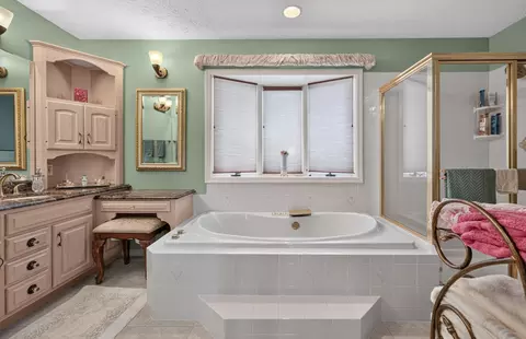 Bath - Undisclosed, Bloomington, IL 61704 photo 1 of 4