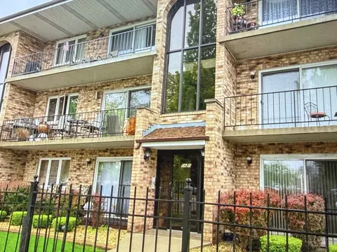 5620 S Narragansett Ave #2B, Chicago, IL 60638