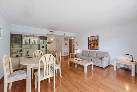 Living - 100 Deborah Ln #28B, Wheeling, IL 60090 photo 3 of 4