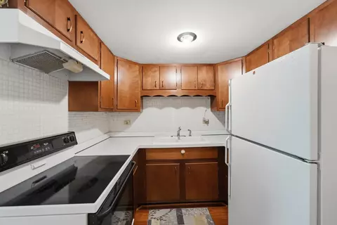 Kitchen - 100 Deborah Ln #28B, Wheeling, IL 60090 photo 1 of 2