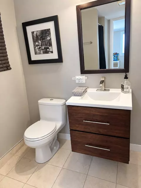 Bath - 7934 W 81st Pl, Bridgeview, IL 60455 photo 3 of 4