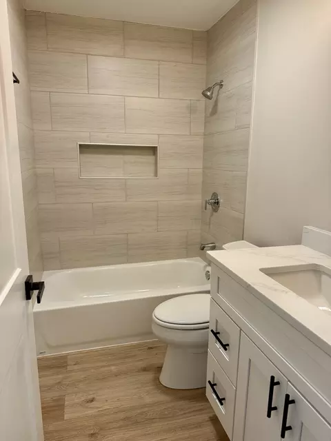 Bath - 1420 Cooper Rd, Hoffman Estates, IL 60169 photo 1 of 3