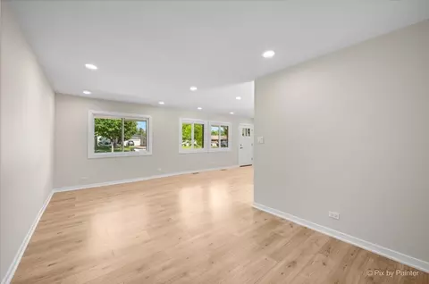 Living - 1420 Cooper Rd, Hoffman Estates, IL 60169 photo 3 of 6