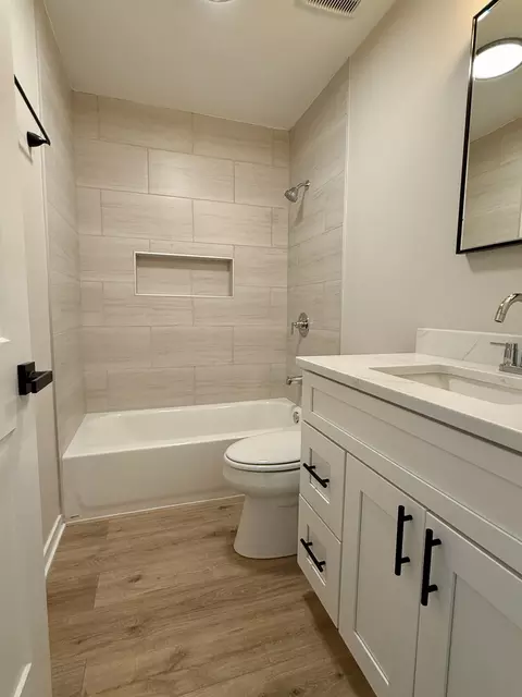 Bath - 1420 Cooper Rd, Hoffman Estates, IL 60169 photo 2 of 3