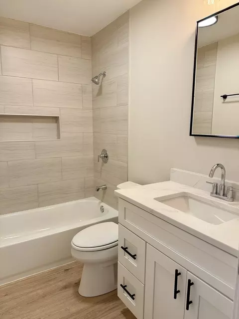 Bath - 1420 Cooper Rd, Hoffman Estates, IL 60169 photo 3 of 3