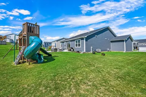 Exterior - 635 Cloverleaf Dr, Marengo, IL 60152 photo 2 of 3